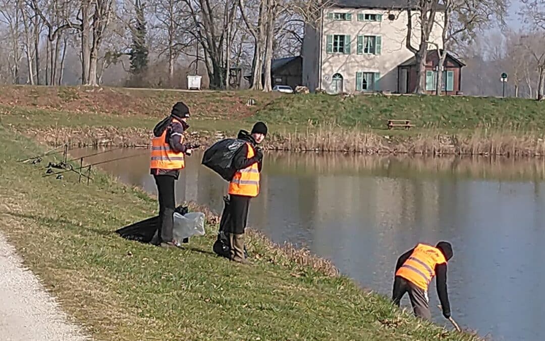 Une opération de ramassage de déchets sur les rives de Loire
