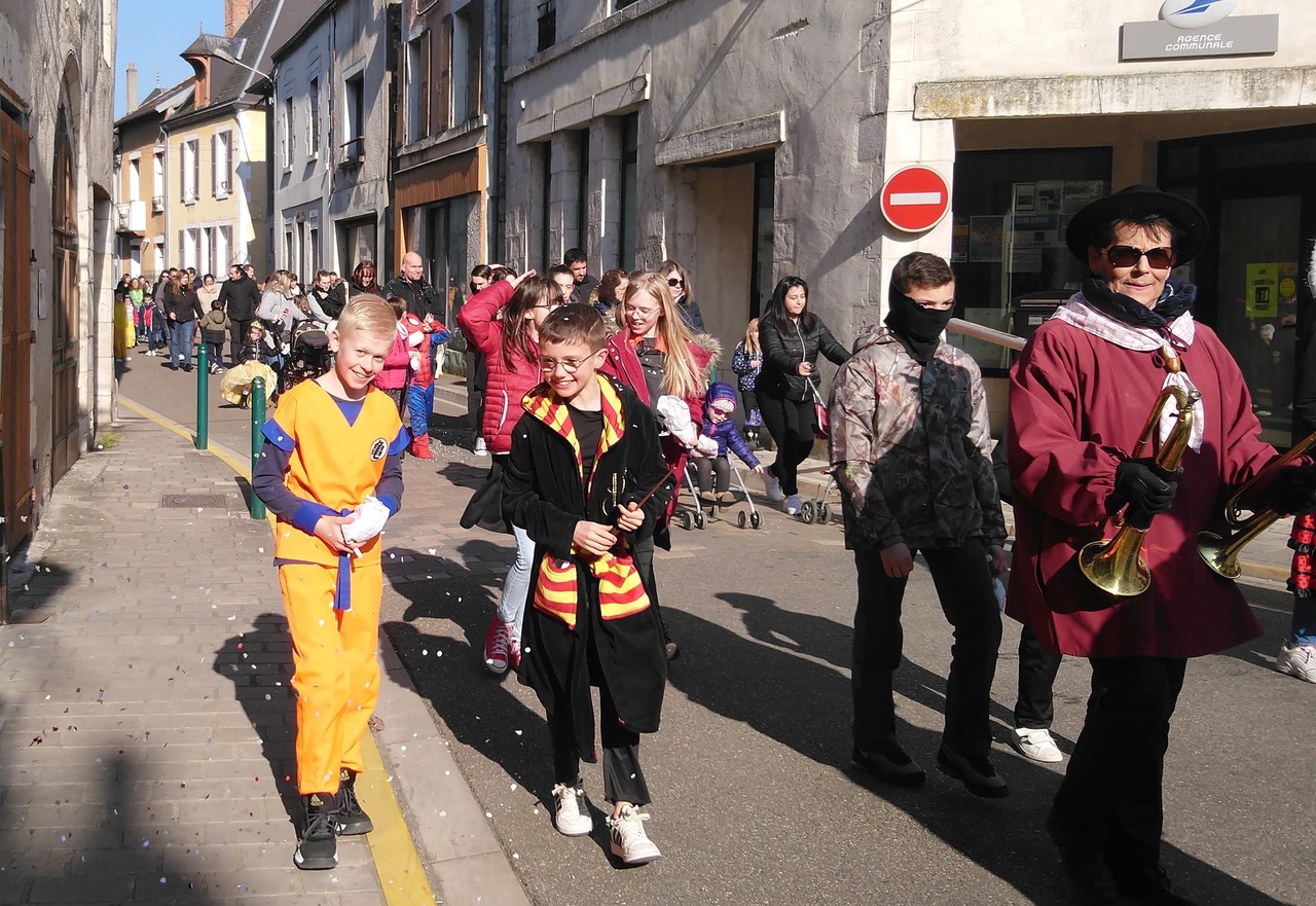 Le carnaval des p'tits loustics dans les rues de la ville