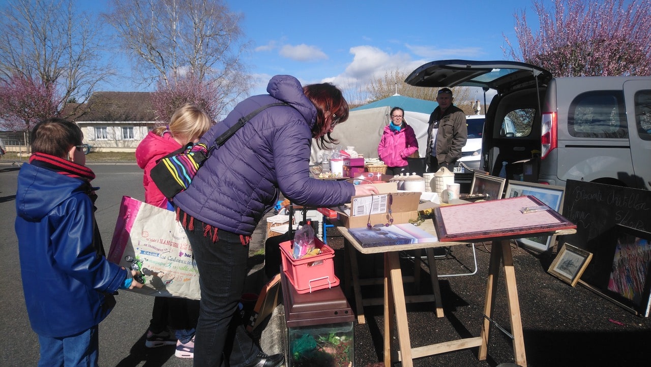 La brocante des Travards inaugure bien la saison sous le soleil