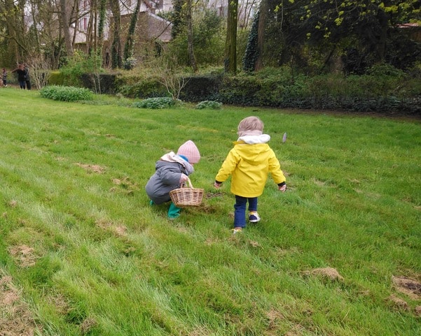 Les enfants ont récolté les oeufs au parc Champault