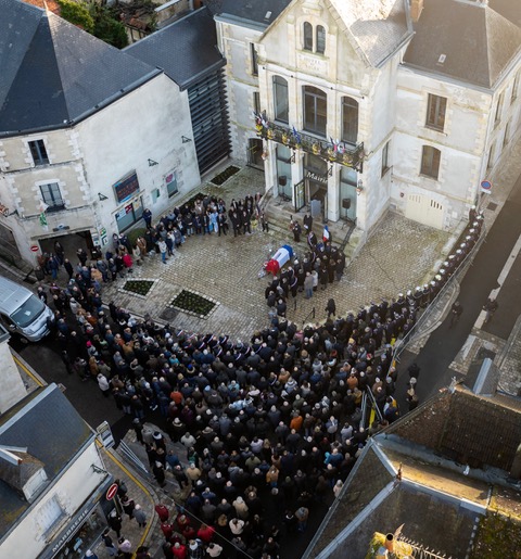 Une courte vidéo tournée pendant les obsèques du maire, Emmanuel Rat