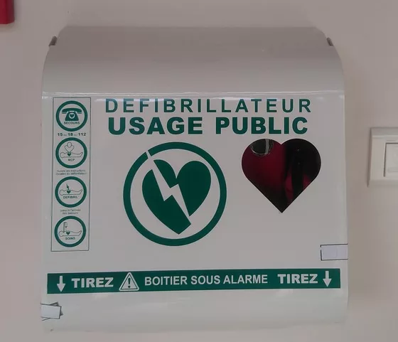 Un nouveau défibrillateur installé au camping des Combles