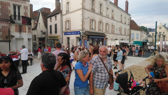 Les Châtillonnais ont dansé place Clemenceau