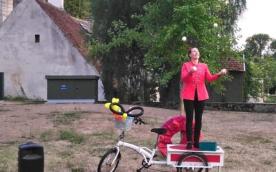 Une artiste mène un cirque ambulant en balade