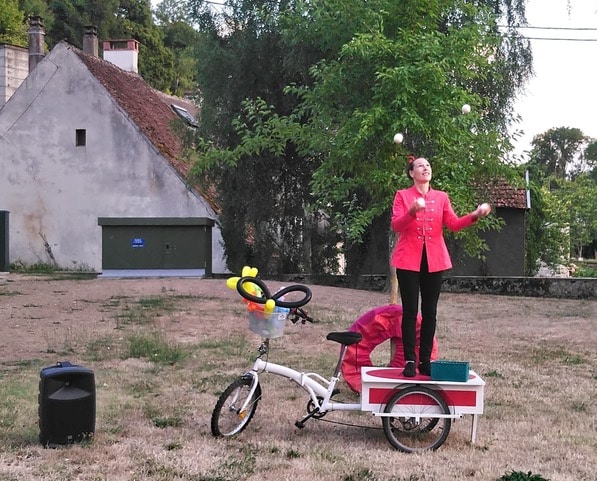 Une artiste mène un cirque ambulant en balade
