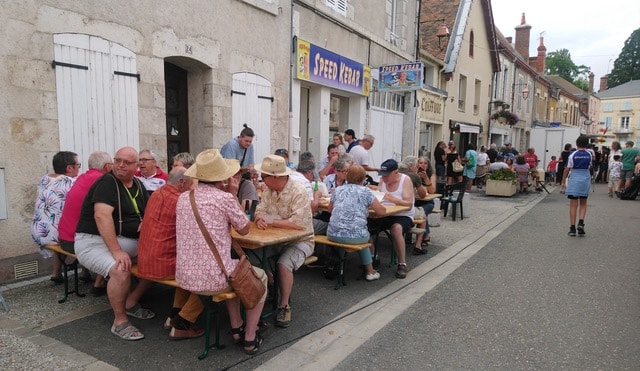 La foule des grands soirs au marché semi-nocturne