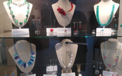 Éclats de verre et d’argent.