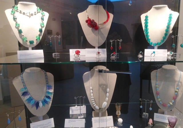 Éclats de verre et d’argent.
