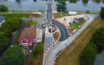 La chaussée à l’entrée du pont, enfin restaurée