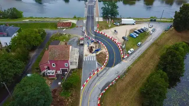 La chaussée à l’entrée du pont, enfin restaurée