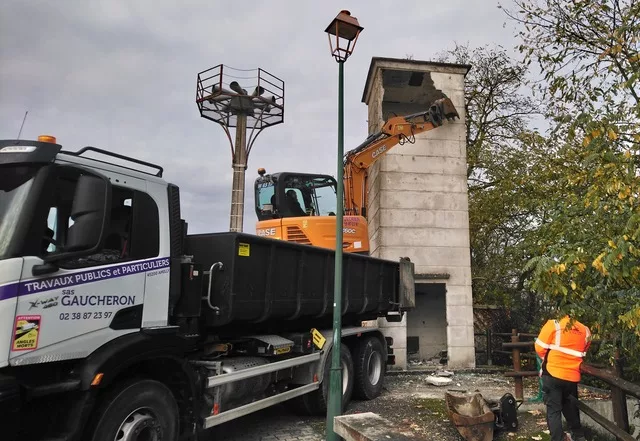 Le transformateur électrique à l’entrée du cimetière a été démoli