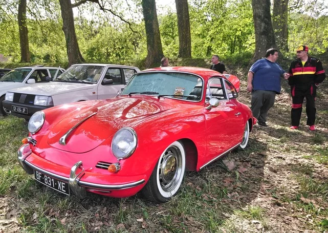 Les vieilles voitures ont fait vrombir leur moteur à Mantelot