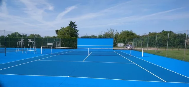 Les courts de tennis font peau neuve et retrouvent une seconde jeunesse.