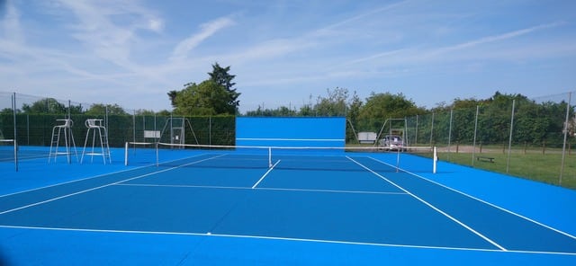 Les courts de tennis font peau neuve et retrouvent une seconde jeunesse.