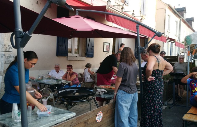 Sangria, paella et musique, une soirée réussie chez Mamie Germaine