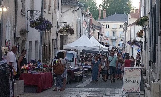 Beaucoup de monde au marché semi-nocturne
