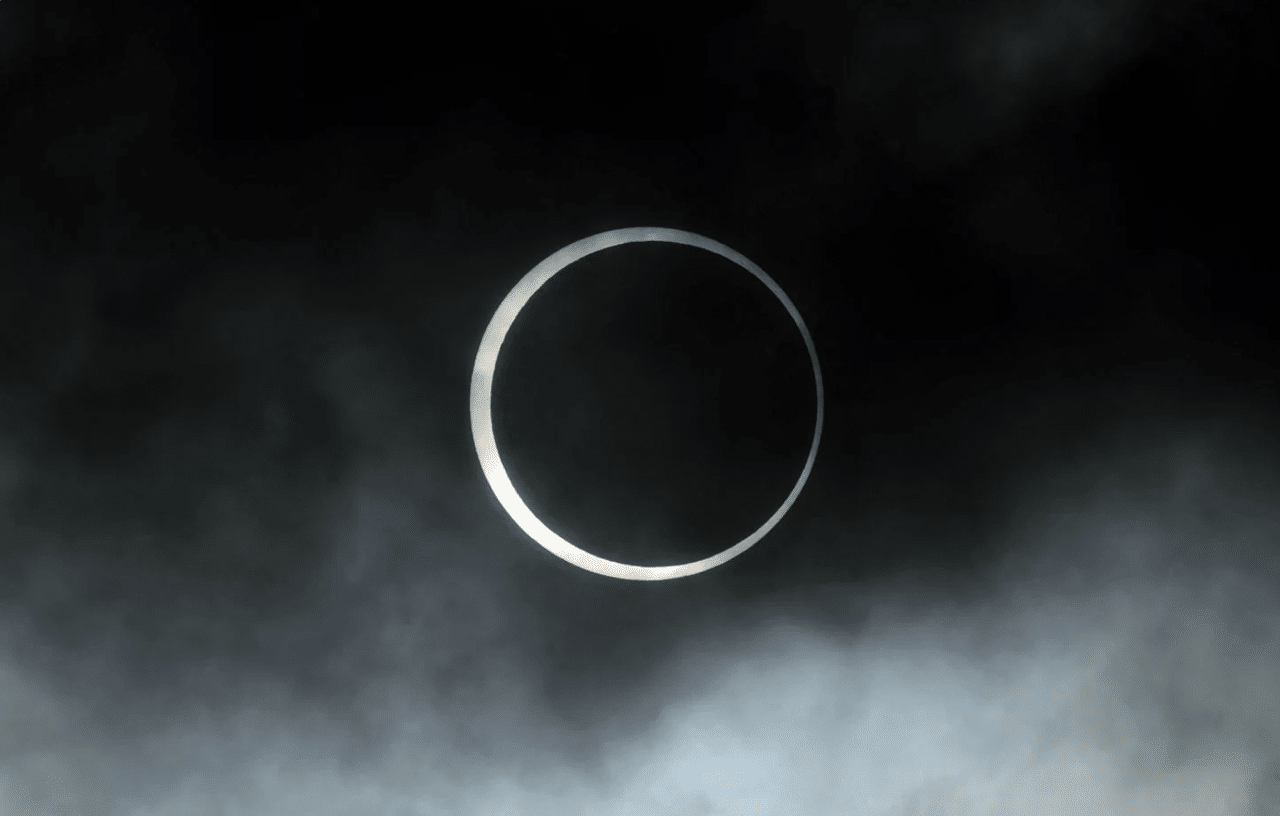 Illustration d’une éclipse solaire formant un fin anneau lumineux dans le ciel