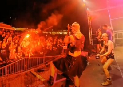 Groupe jouant sur une scène éclairée en rouge