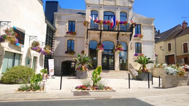 Hôtel de ville fleuri sous un ciel bleu