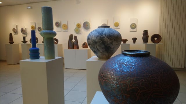 Des céramiques aux formes et aux couleurs variées exposées à l’espace culturel