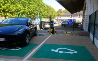 Deux bornes de recharge pour les voitures électriques sur le Champ de Foire