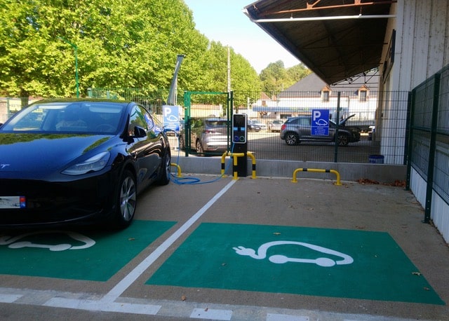 Deux bornes de recharge pour les voitures électriques sur le Champ de Foire