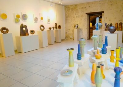 Vue d’ensemble de l’exposition de céramiques dans la grande salle