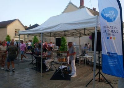 Une scène musicale est installée sous un chapiteau de la saison culturelle