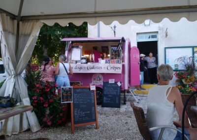 Une cliente se présente devant le camion de galettes au camping