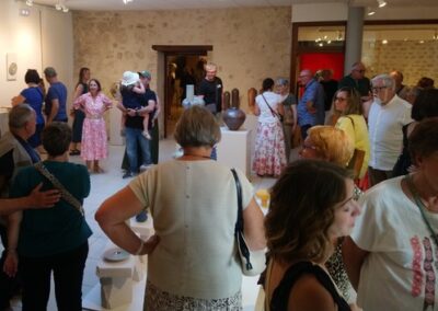 De nombreux visiteurs parcourent l’exposition de céramiques