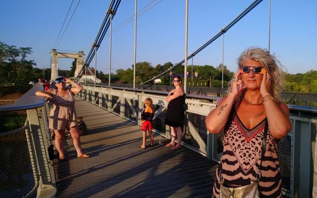 Habitants observant l’éclipse solaire depuis le pont de Châtillon-sur-Loire