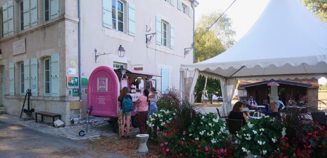 Le camion rose des Galettes de Lucette installé à l’entrée du camping