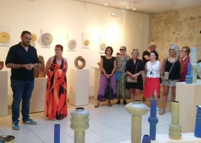 Le céramiste et les visiteurs réunis lors de l’inauguration de l’exposition