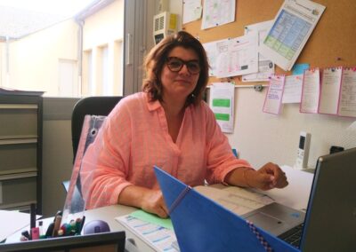 Responsable de l’école primaire assise à son bureau