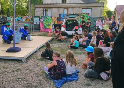 Enfants assis devant un spectacle de marionnettes