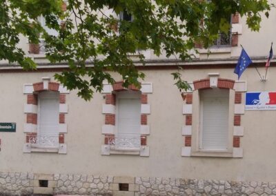 Cour et façade de l’école primaire