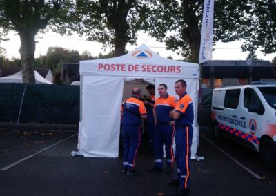 Poste de la Protection civile avec une ambulance