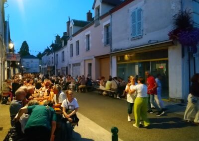 Les convives dînent dans la rue à la tombée de la nuit