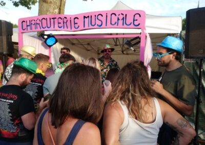 Public devant le stand de la Charcuterie musicale