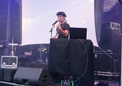 Musicien au micro sur la scène du festival