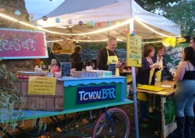 Stand coloré de boissons et de restauration