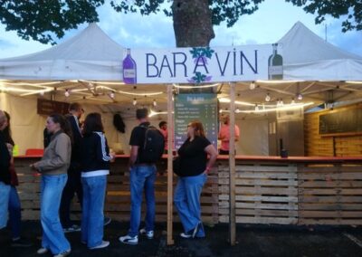 Stand BAR VIN et visiteurs du festival