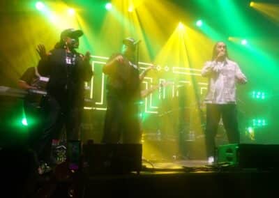 Chanteur sur une scène éclairée en vert