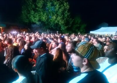 Visages de festivaliers dans une foule dense