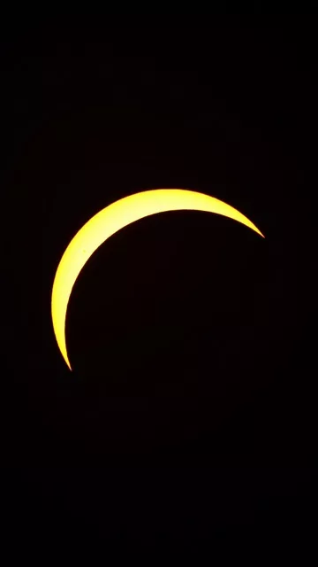 Soleil réduit à un fin croissant pendant l’éclipse, photographié à Gien par Marine Razafindrainibe