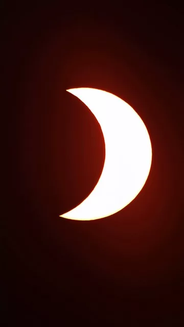 Croissant lumineux du Soleil éclipsé, photographié à Gien avec un télescope Seestar S50