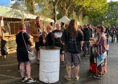 Festivaliers réunis autour d’un tonneau en journée