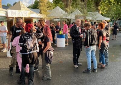 Allée du festival Strange fréquentée par les visiteurs