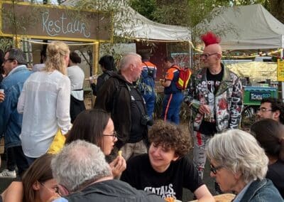 Festivaliers attablés sous un chapiteau