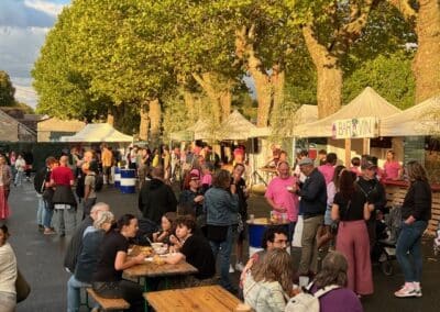 Public du festival rassemblé en plein jour